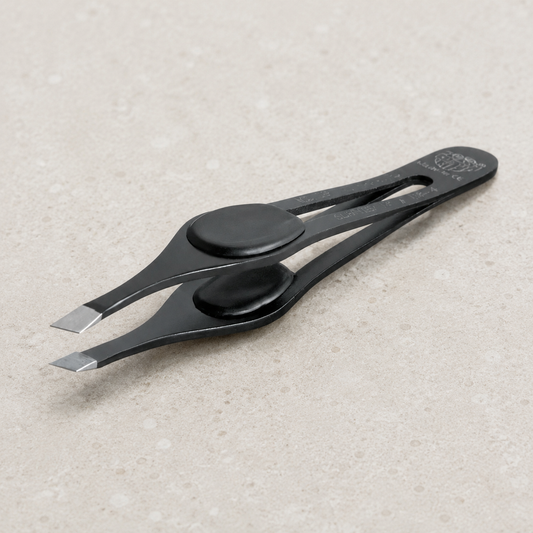 Kiepe black slant-tip tweezer with two rubber finger pads