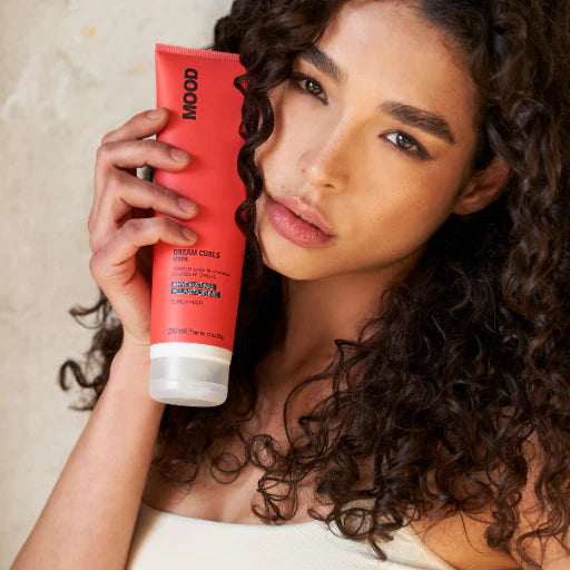 MOOD Dream Curls Mask 290ml – model holding the 290ml tube