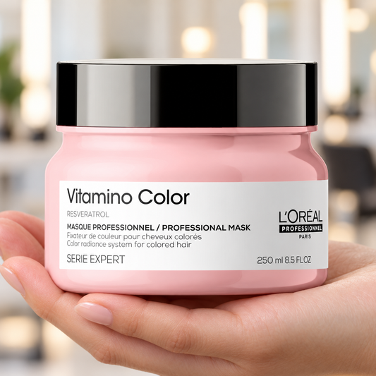 L’Oréal Professionnel Vitamino Color Mask 250ml supported by a hand.