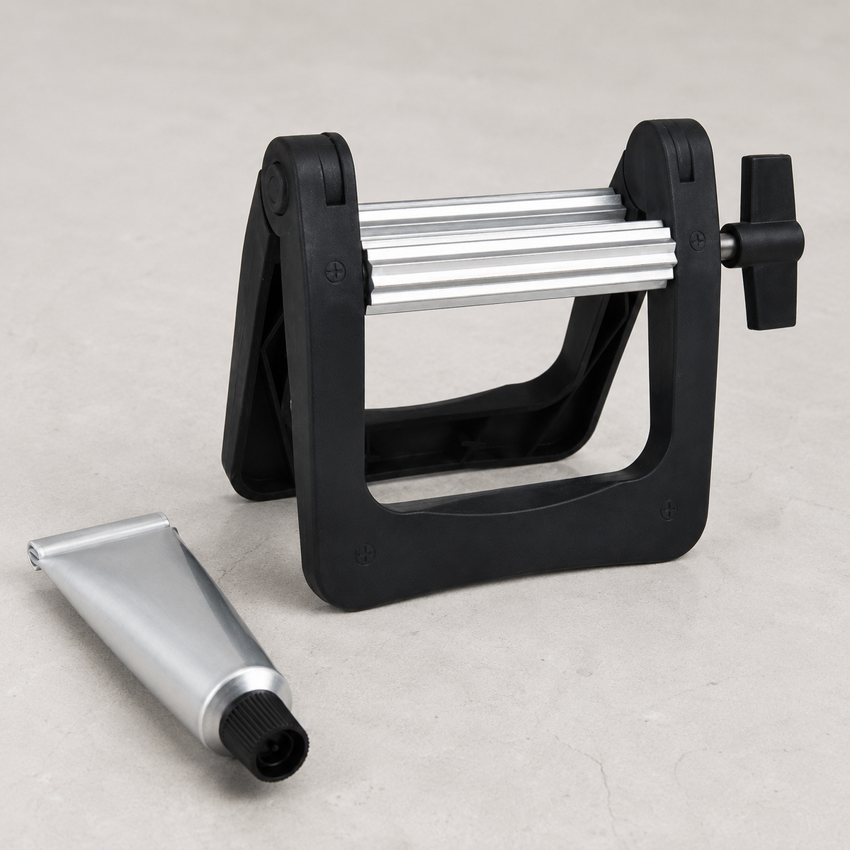 LIANG CAI tint tube squeezer with aluminium colour tube on salon workbench