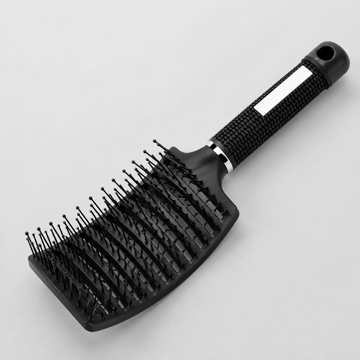 MV paddle brush vents, ball-tip pins and textured handle close-up
