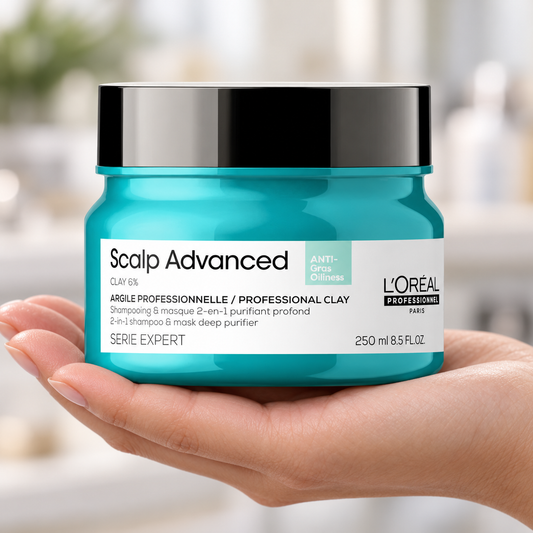 L’Oréal Professionnel Scalp Advanced Anti-Oiliness 250ml jar supported in a hand with the label visible
