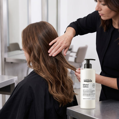 L'Oreal Serie Expert Metal Detox Pre Shampoo Treatment 250ml in use